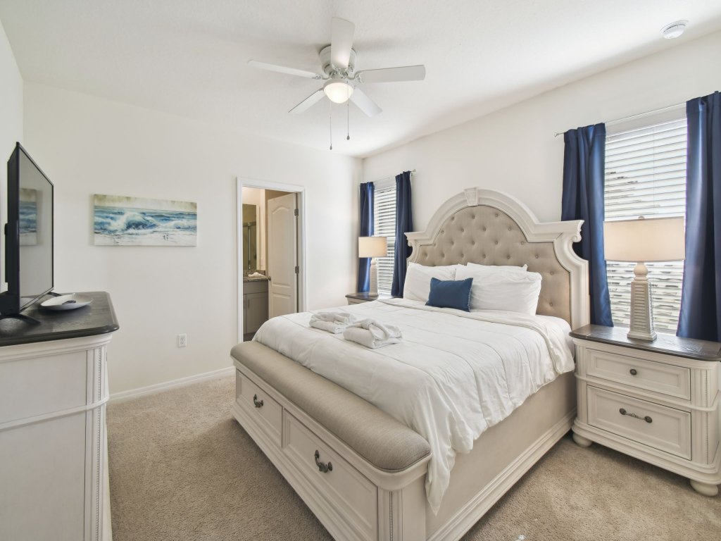 7704OML-Solterra Resort Vacation Rental in Davenport - RedAwning