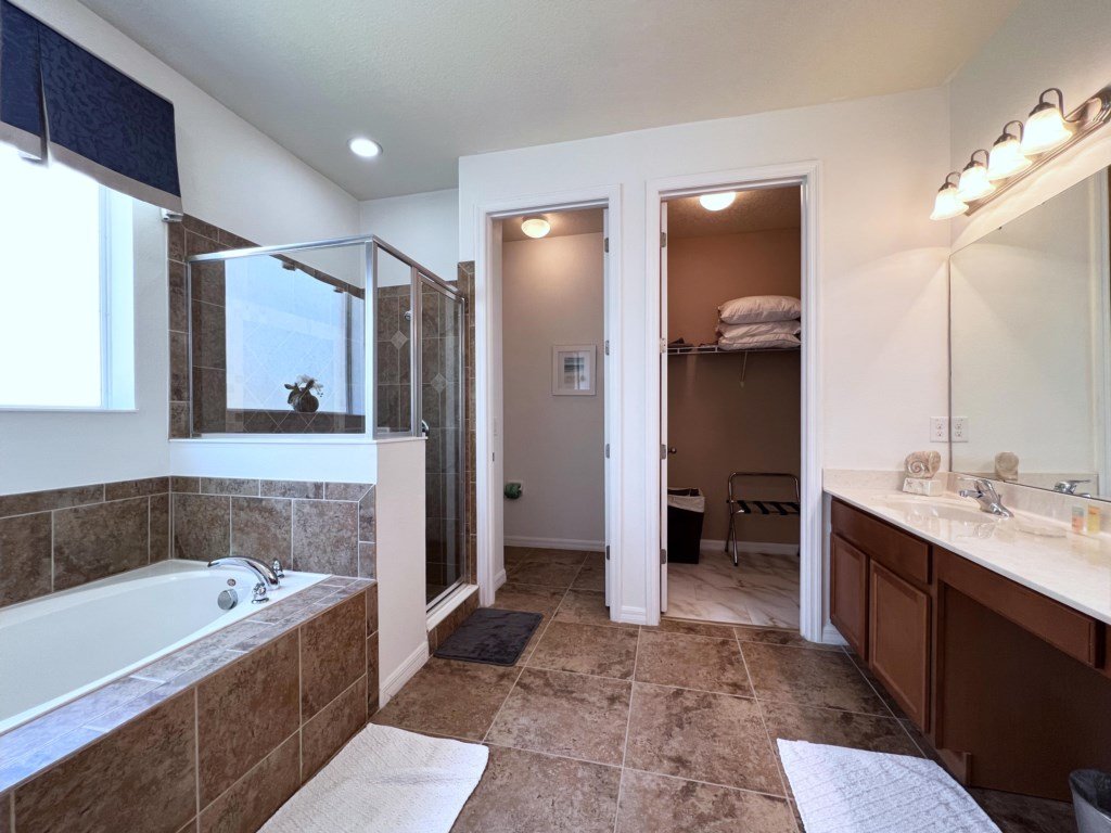 Lakeside 5 Bed Pool Spa and Game Room Vacation Rental in Davenport - RedAwning