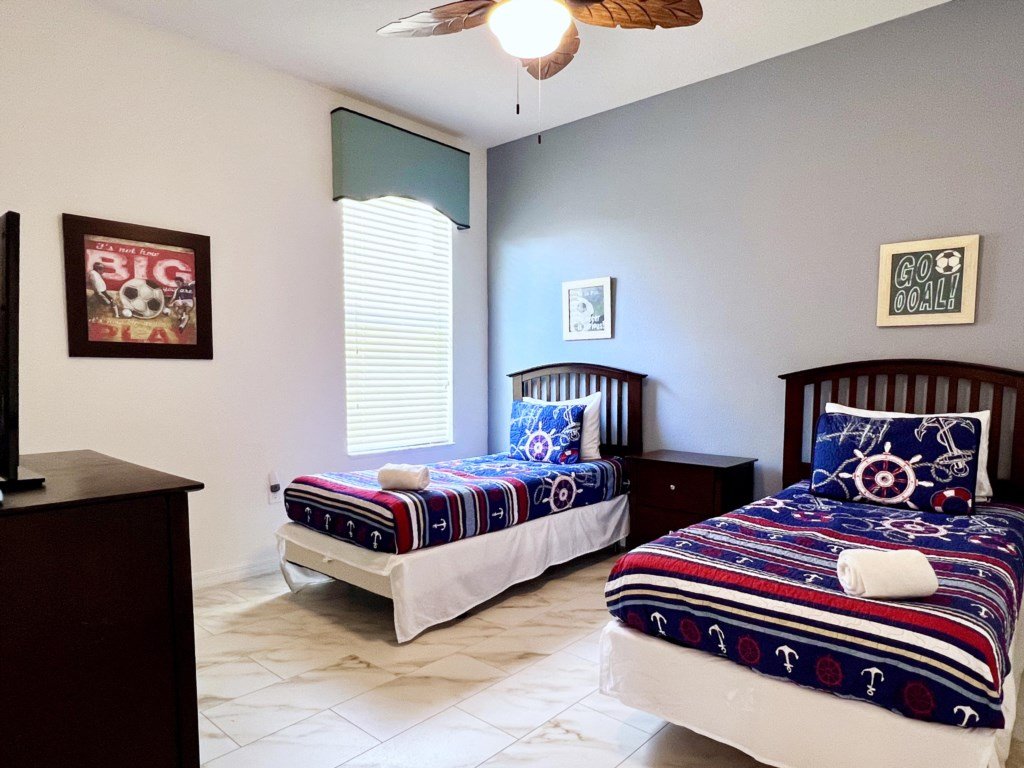 Lakeside 5 Bed Pool Spa and Game Room Vacation Rental in Davenport - RedAwning