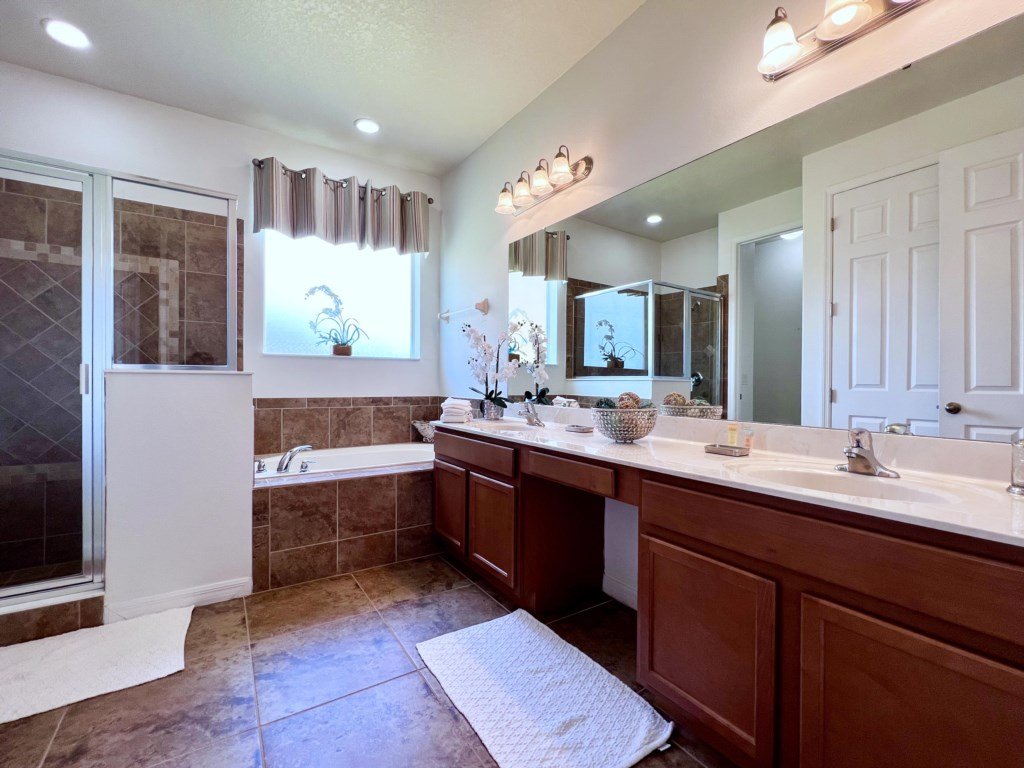Lakeside 5 Bed Pool Spa and Game Room Vacation Rental in Davenport - RedAwning