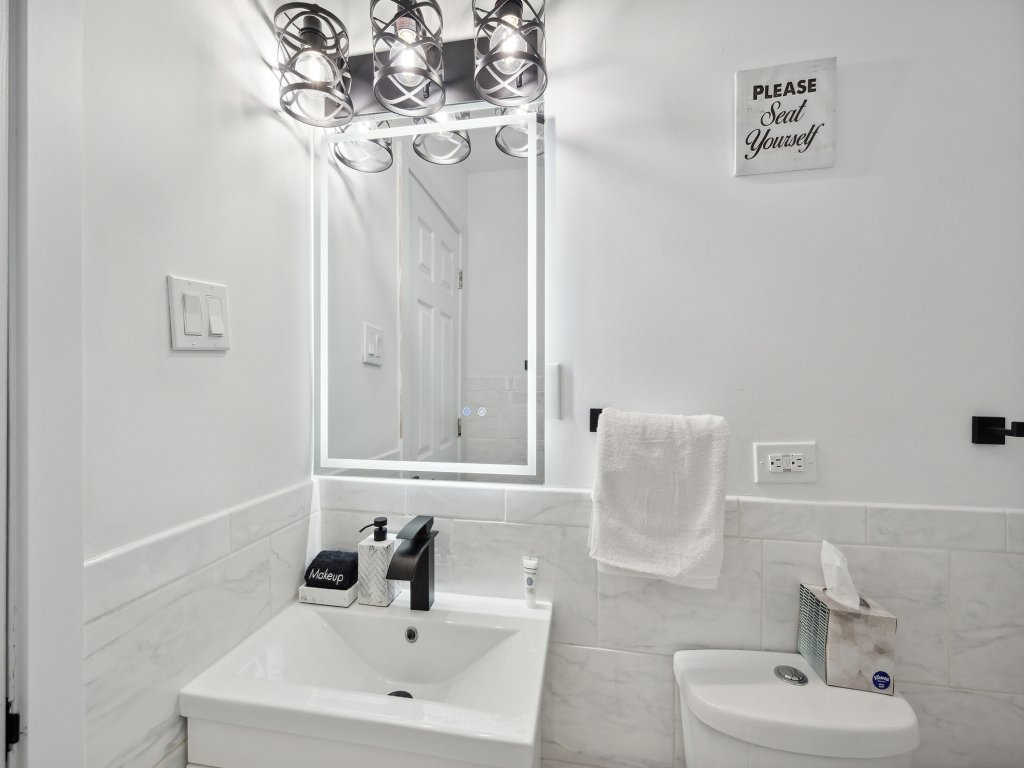 Charming Contemporary Family Home Vacation Rental in Illinois - RedAwning