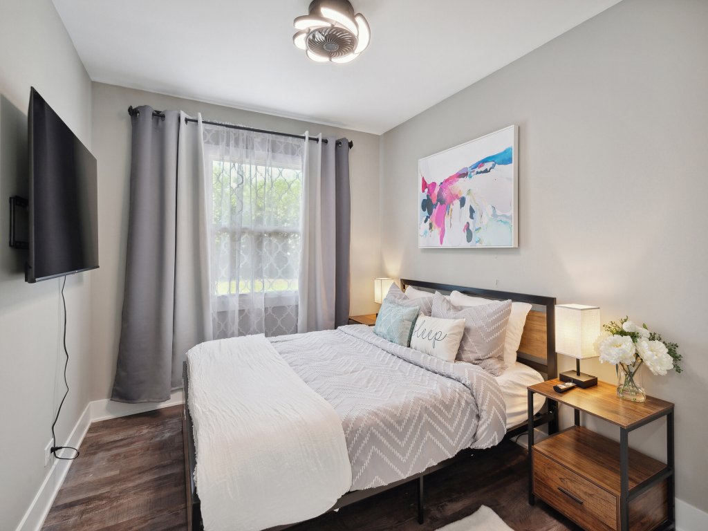 Charming Contemporary Family Home Vacation Rental in Illinois - RedAwning