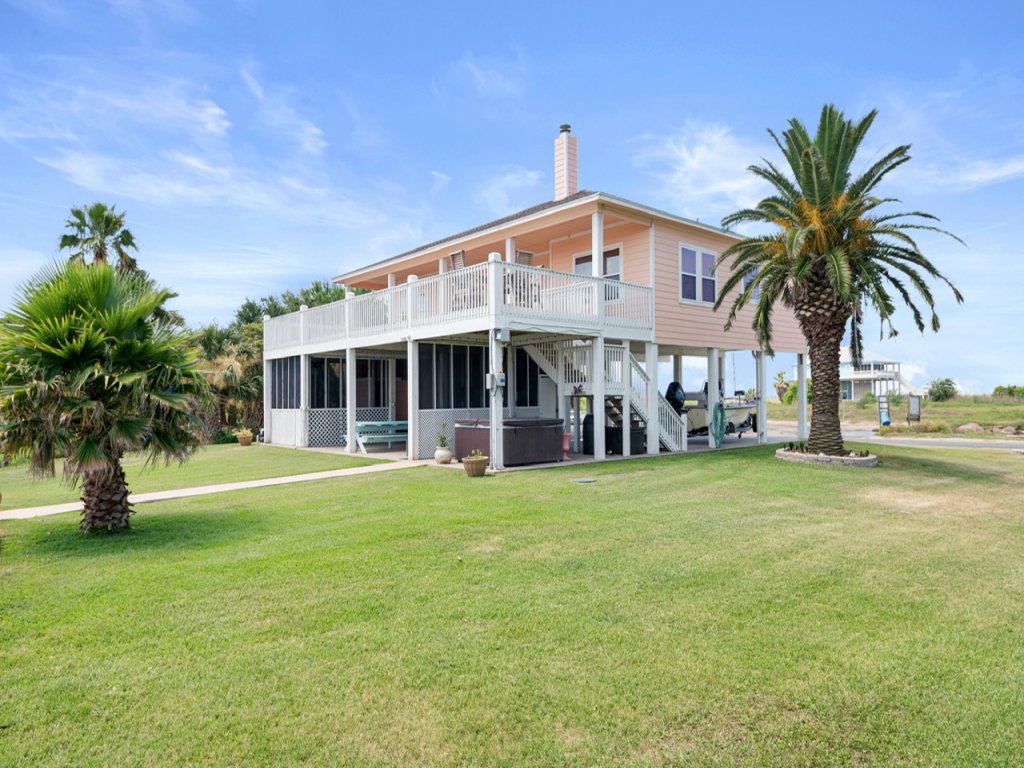 The Peach Pelican Vacation Rental in Texas - RedAwning