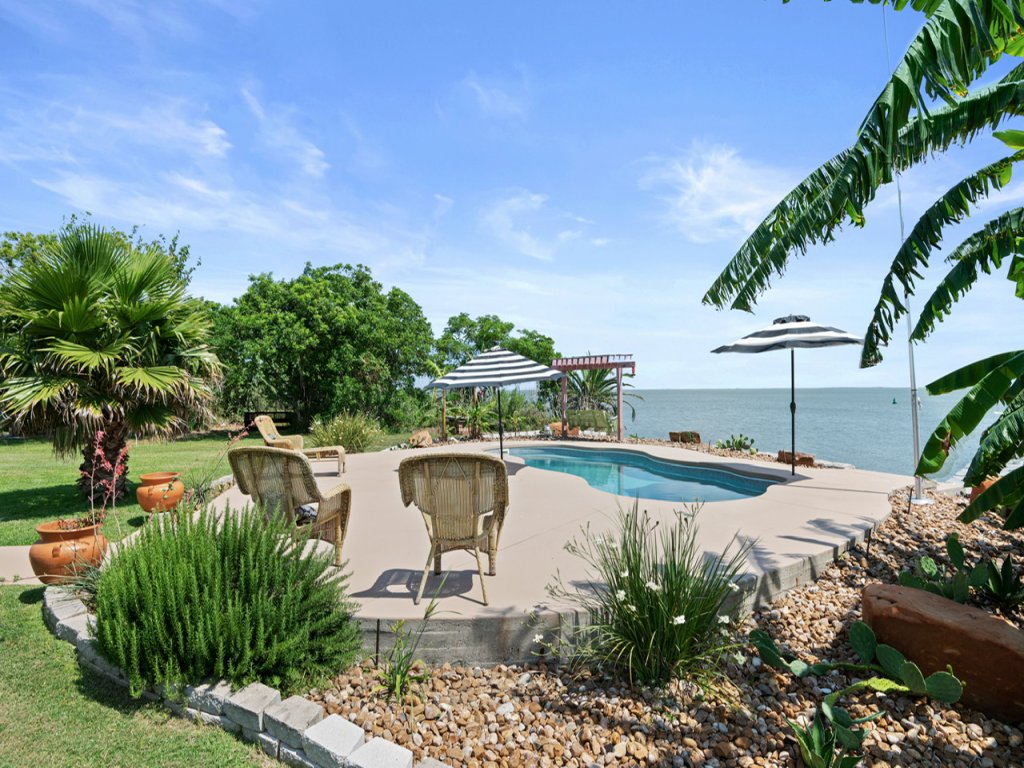 The Peach Pelican Vacation Rental in Texas - RedAwning