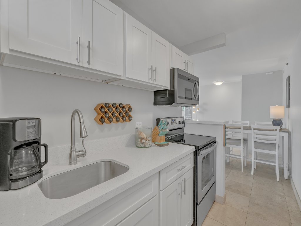 Beach Oasis with Ocean & City Views with FREE Parking! Vacation Rental in Honolulu - RedAwning