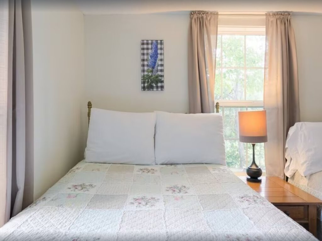 A Mountain Cottage Vacation Rental in Sevierville - RedAwning