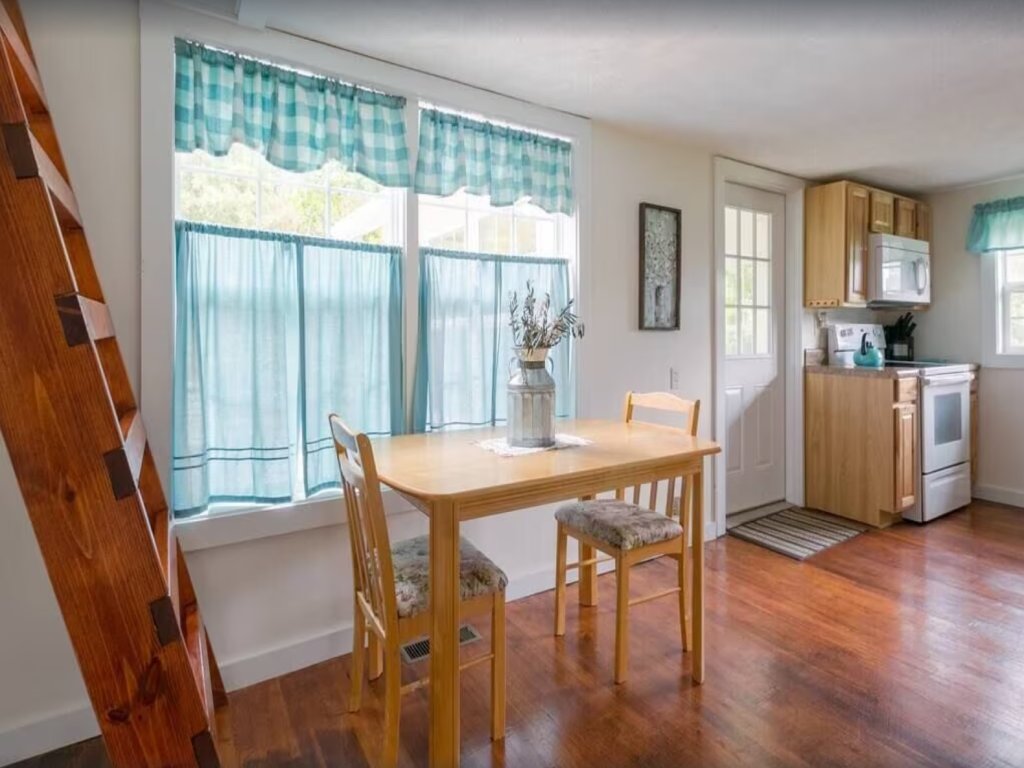 A Mountain Cottage Vacation Rental in Sevierville - RedAwning