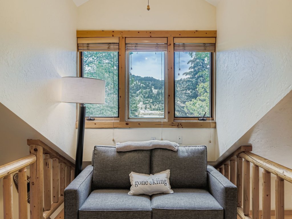 Deer Valley Condo Retreat Close to Skiing Hiking Hot Tub 402 Vacation Rental in Park City - RedAwning