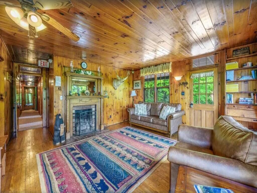 Little Greenbriar Lodge Vacation Rental in Sevierville - RedAwning