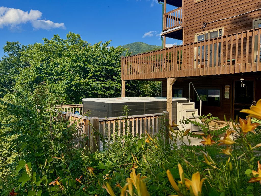 Little Greenbriar Lodge Vacation Rental in Sevierville - RedAwning