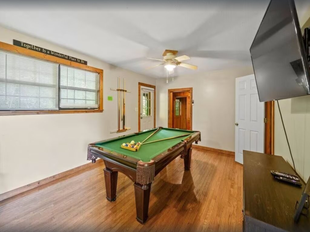 Little Greenbriar Lodge Vacation Rental in Sevierville - RedAwning
