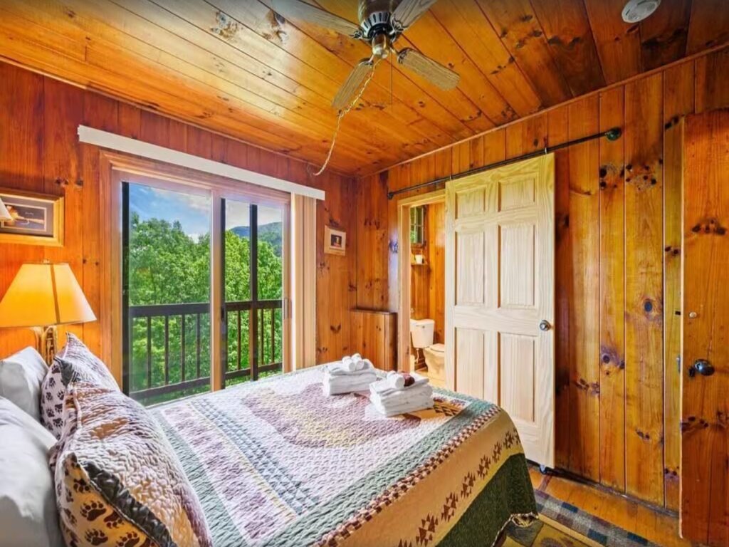 Little Greenbriar Lodge Vacation Rental in Sevierville - RedAwning