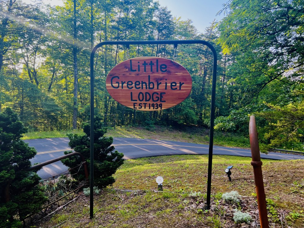 Little Greenbriar Lodge Vacation Rental in Sevierville - RedAwning