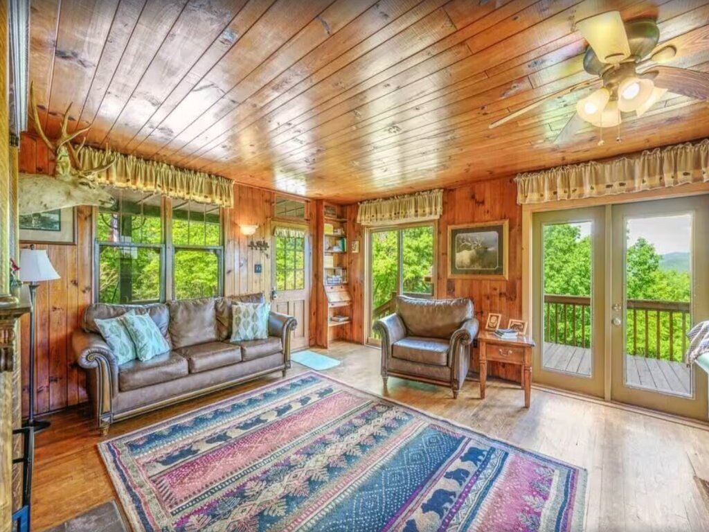 Little Greenbriar Lodge Vacation Rental in Sevierville - RedAwning