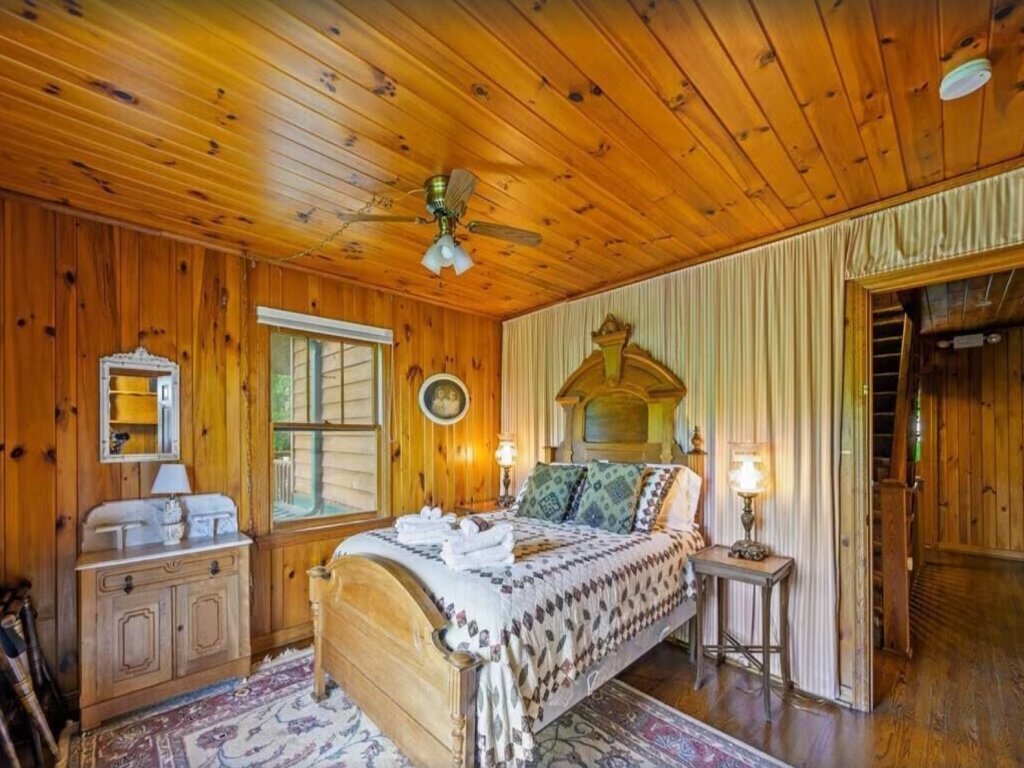 Little Greenbriar Lodge Vacation Rental in Sevierville - RedAwning