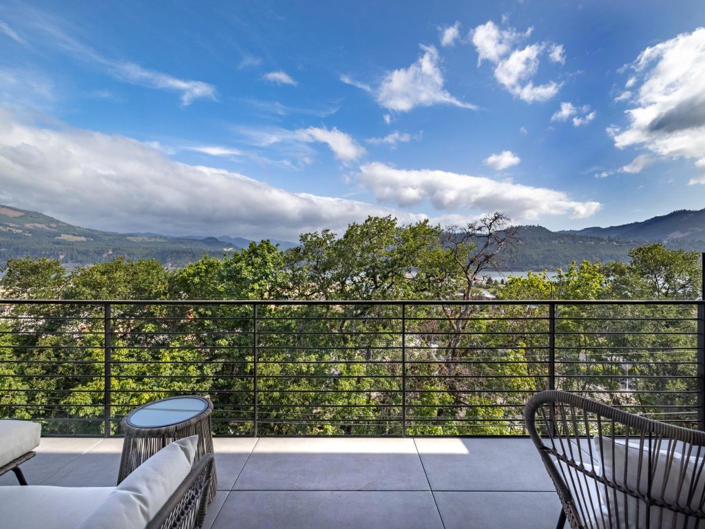 Sherman Retreat Vacation Rental in Hood River - RedAwning