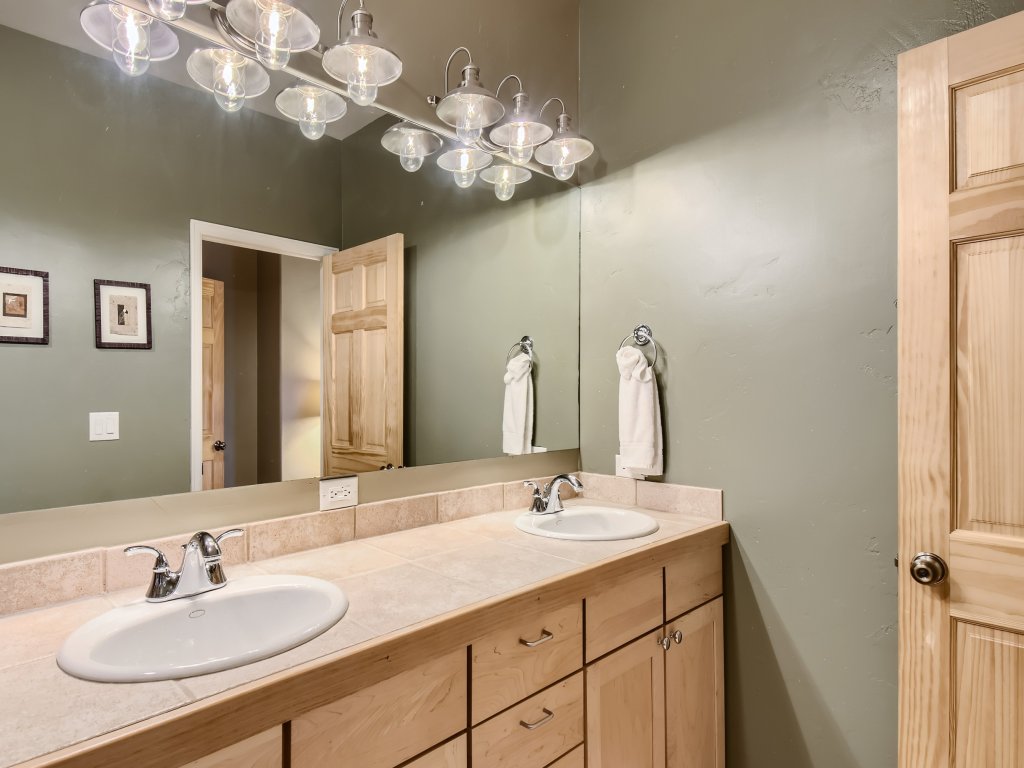 42 Burgundy 4Br 3.5Ba Vacation Rental in Colorado - RedAwning