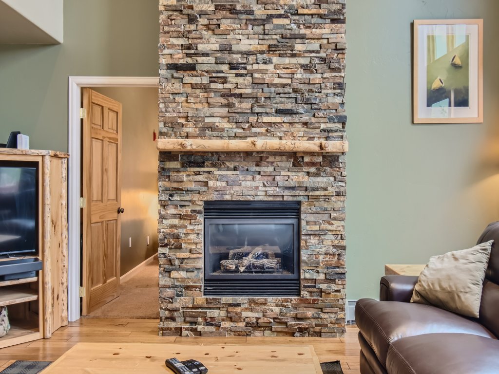 42 Burgundy 4Br 3.5Ba Vacation Rental in Colorado - RedAwning