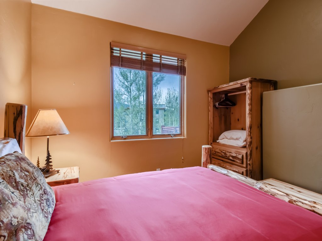 42 Burgundy 4Br 3.5Ba Vacation Rental in Colorado - RedAwning