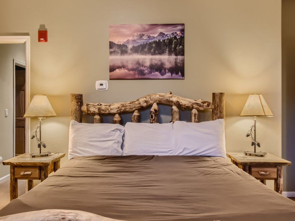 42 Burgundy 4Br 3.5Ba Vacation Rental in Colorado - RedAwning