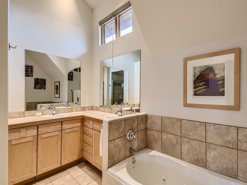 42 Burgundy 4Br 3.5Ba Vacation Rental in Colorado - RedAwning