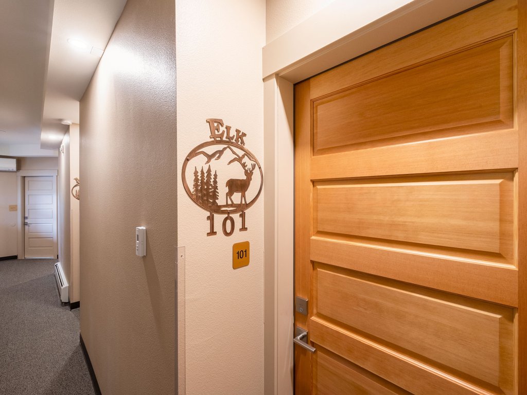 Solitude Elk Room 101 Vacation Rental in Estes Park - RedAwning