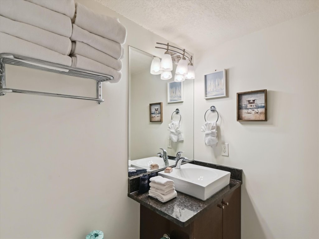 Dolphin Point 203C Vacation Rental in Destin - RedAwning