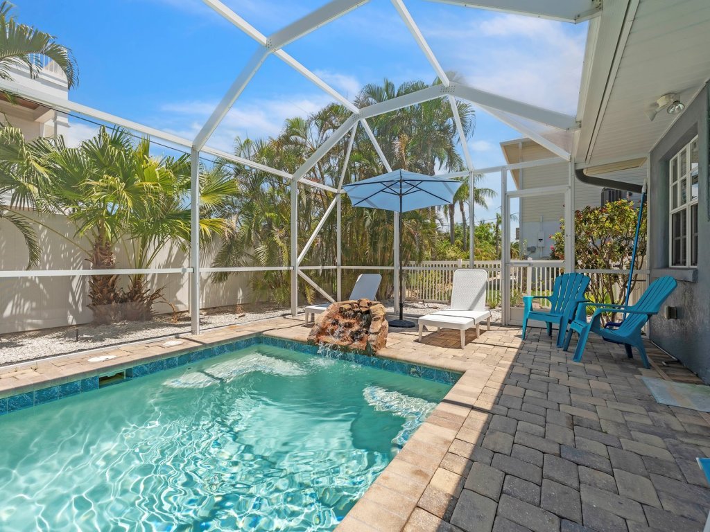 Beached Inn Vacation Rental in Holmes Beach - RedAwning
