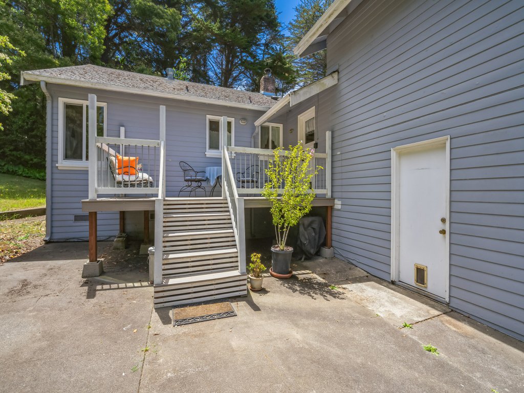 Charming Pet Friendly Coastal Getaway Vacation Rental in Fort Bragg - RedAwning
