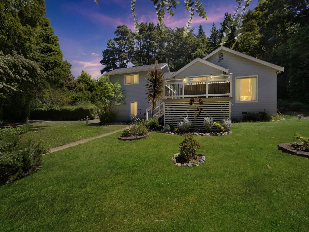 Charming Pet Friendly Coastal Getaway Vacation Rental in Fort Bragg - RedAwning