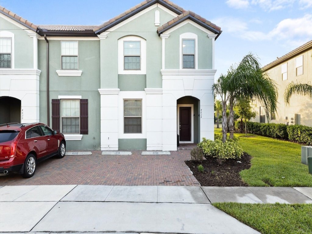 5 Bed 4 Bath Townhouse with Pool Vacation Rental in Davenport - RedAwning