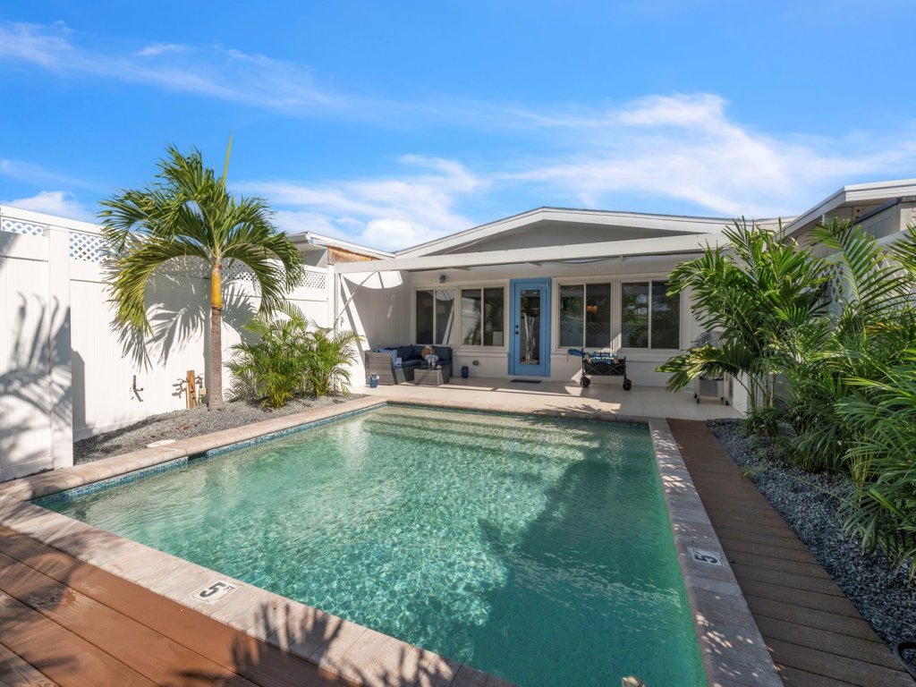 Heliconia House Vacation Rental in Holmes Beach - RedAwning