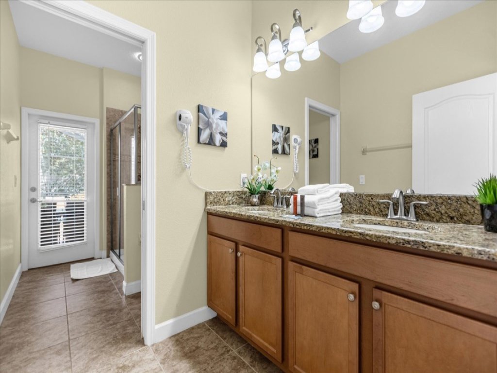 5 Bedrooms / 4.5 Bathrooms / Champions Gate Vacation Rental in Davenport - RedAwning