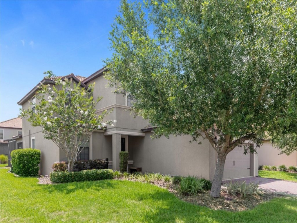 5 Bedrooms / 4.5 Bathrooms / Champions Gate Vacation Rental in Davenport - RedAwning