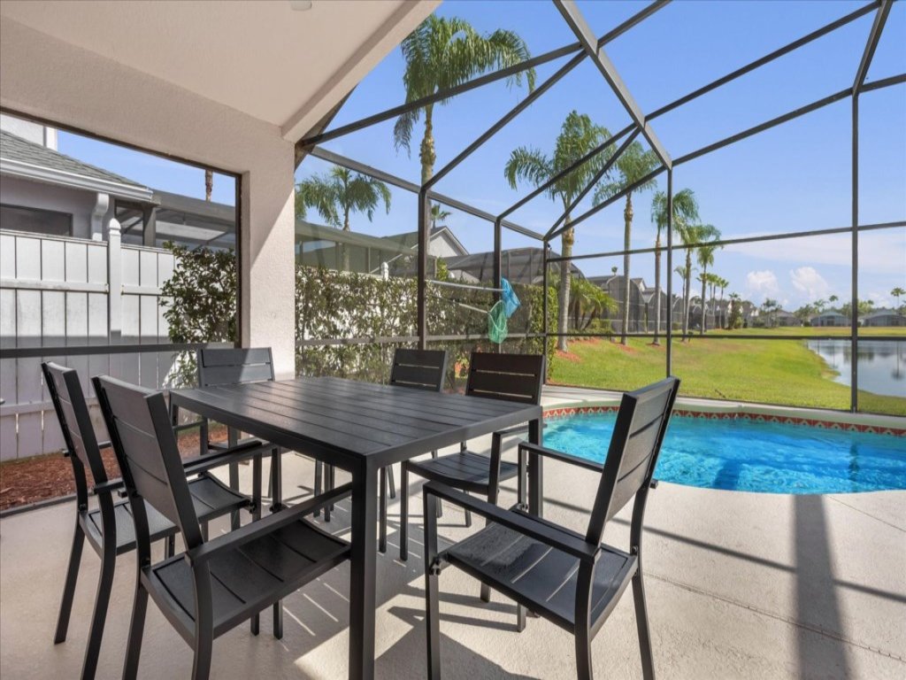 3 Bedrooms / 2 Bathrooms / Lake Berkley Vacation Rental in Kissimmee - RedAwning