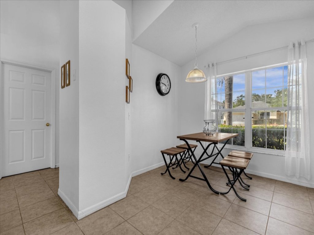 3 Bedrooms / 2 Bathrooms / Lake Berkley Vacation Rental in Kissimmee - RedAwning