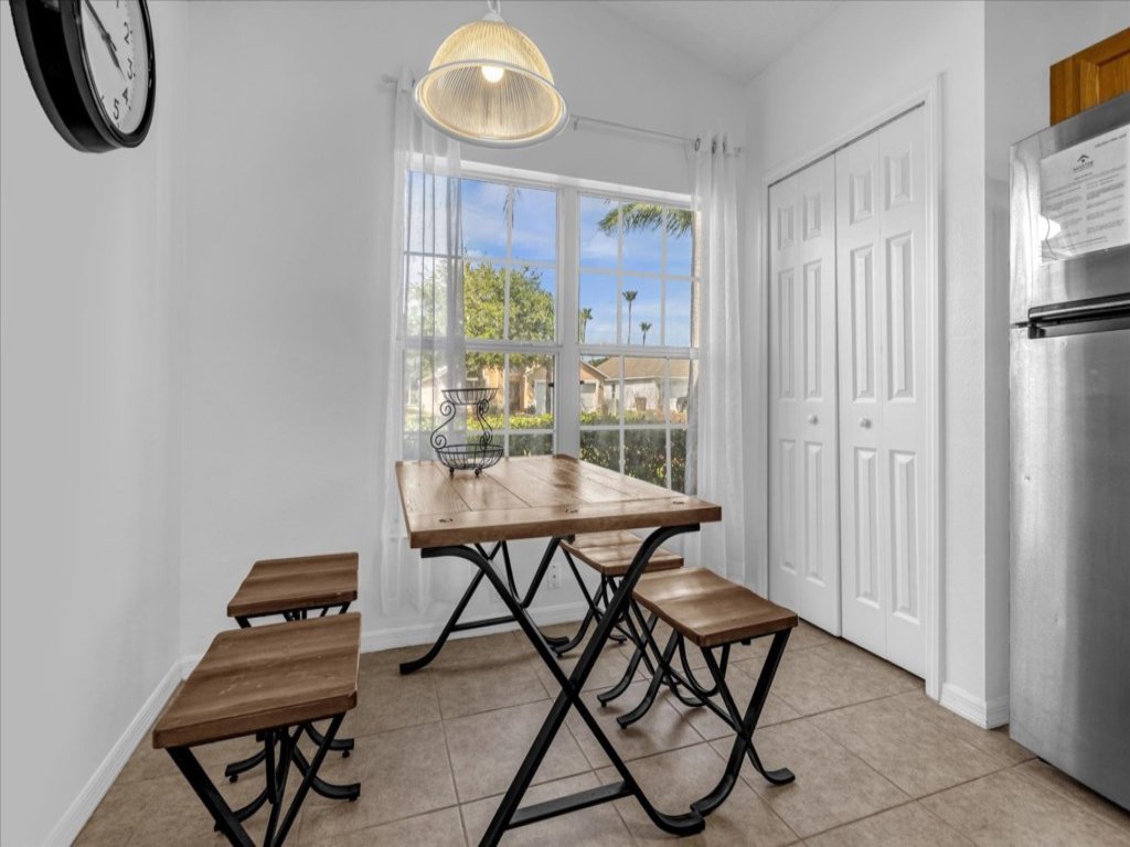 3 Bedrooms / 2 Bathrooms / Lake Berkley Vacation Rental in Kissimmee - RedAwning