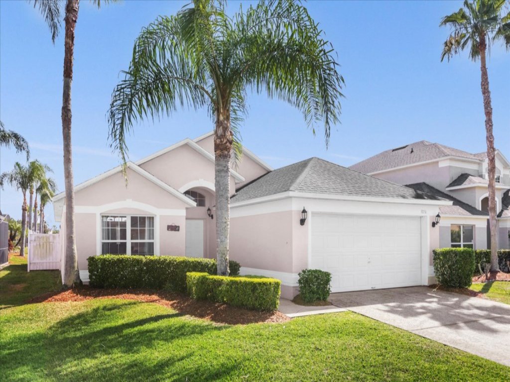3 Bedrooms / 2 Bathrooms / Lake Berkley Vacation Rental in Kissimmee - RedAwning