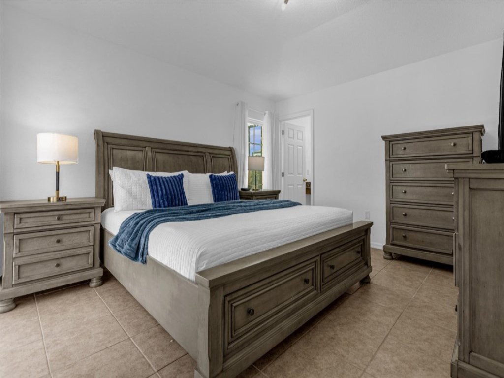 3 Bedrooms / 2 Bathrooms / Lake Berkley Vacation Rental in Kissimmee - RedAwning