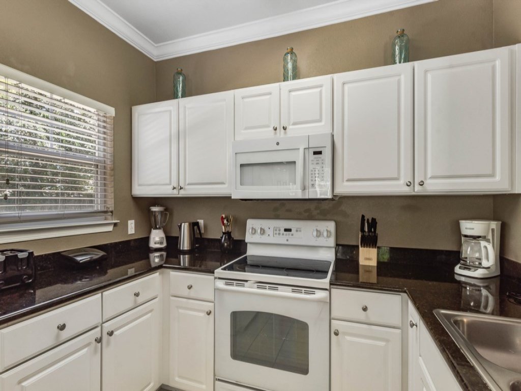 4 Bedrooms / 3 Bathrooms / Lucaya Village Vacation Rental in Kissimmee - RedAwning