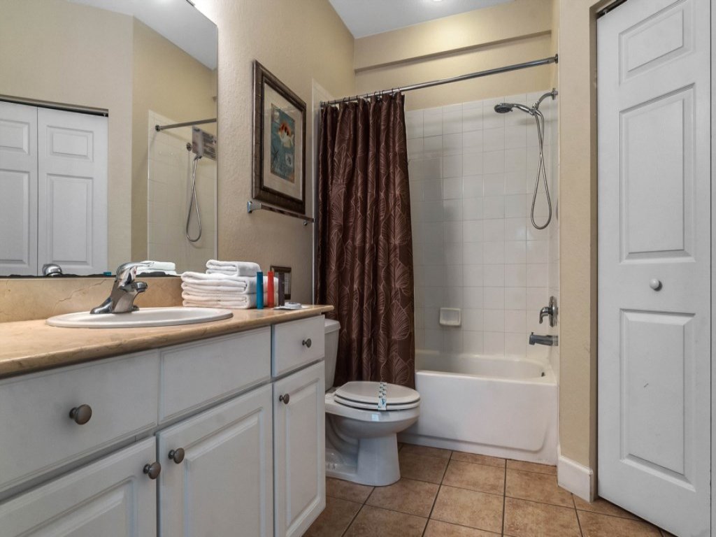 4 Bedrooms / 3 Bathrooms / Lucaya Village Vacation Rental in Kissimmee - RedAwning