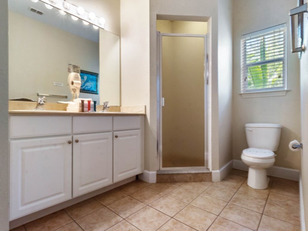 4 Bedrooms / 3 Bathrooms / Lucaya Village Vacation Rental in Kissimmee - RedAwning