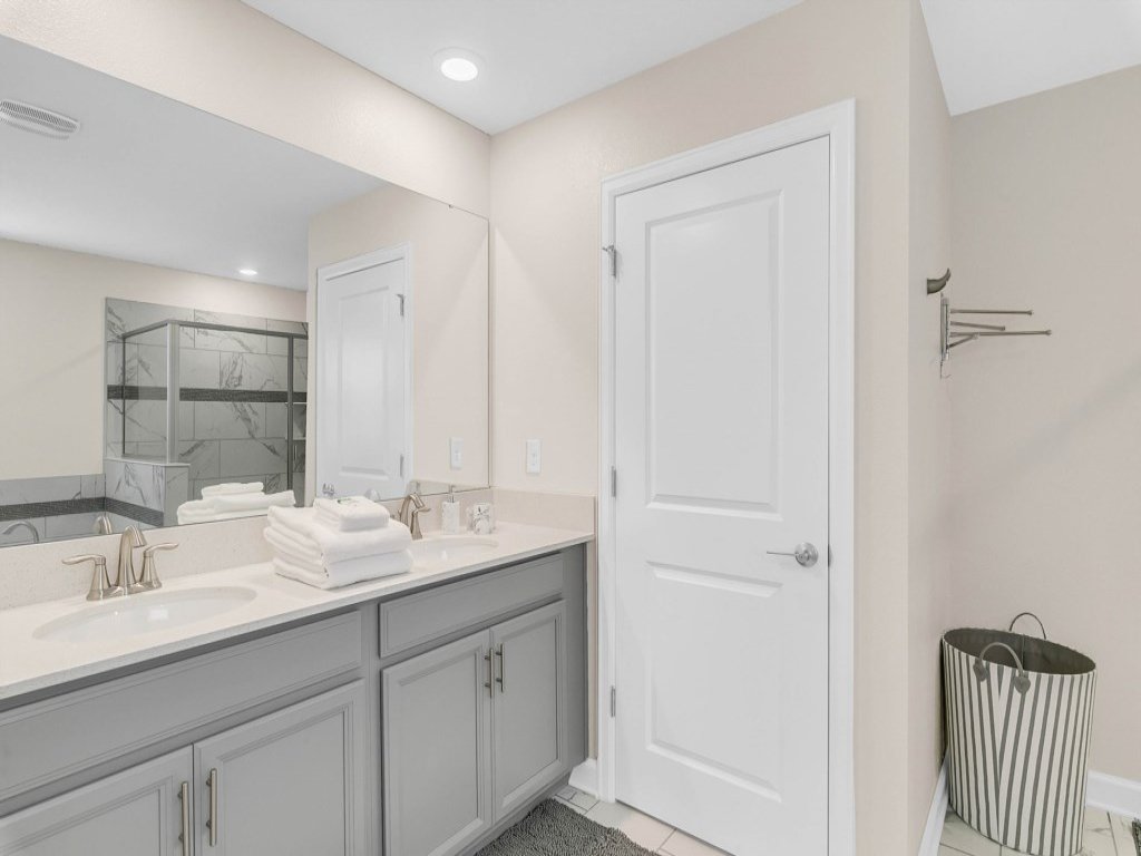 6 Bedrooms / 6 Bathrooms / Storey Lake Vacation Rental in Kissimmee - RedAwning