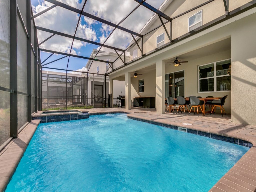 6 Bedrooms / 6 Bathrooms / Storey Lake Vacation Rental in Kissimmee - RedAwning