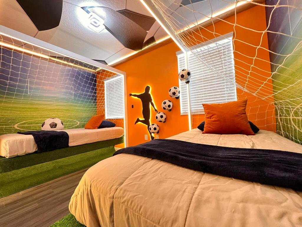 8 Bedrooms/ 6 Bathroom/ Champions Gate Vacation Rental in Davenport - RedAwning