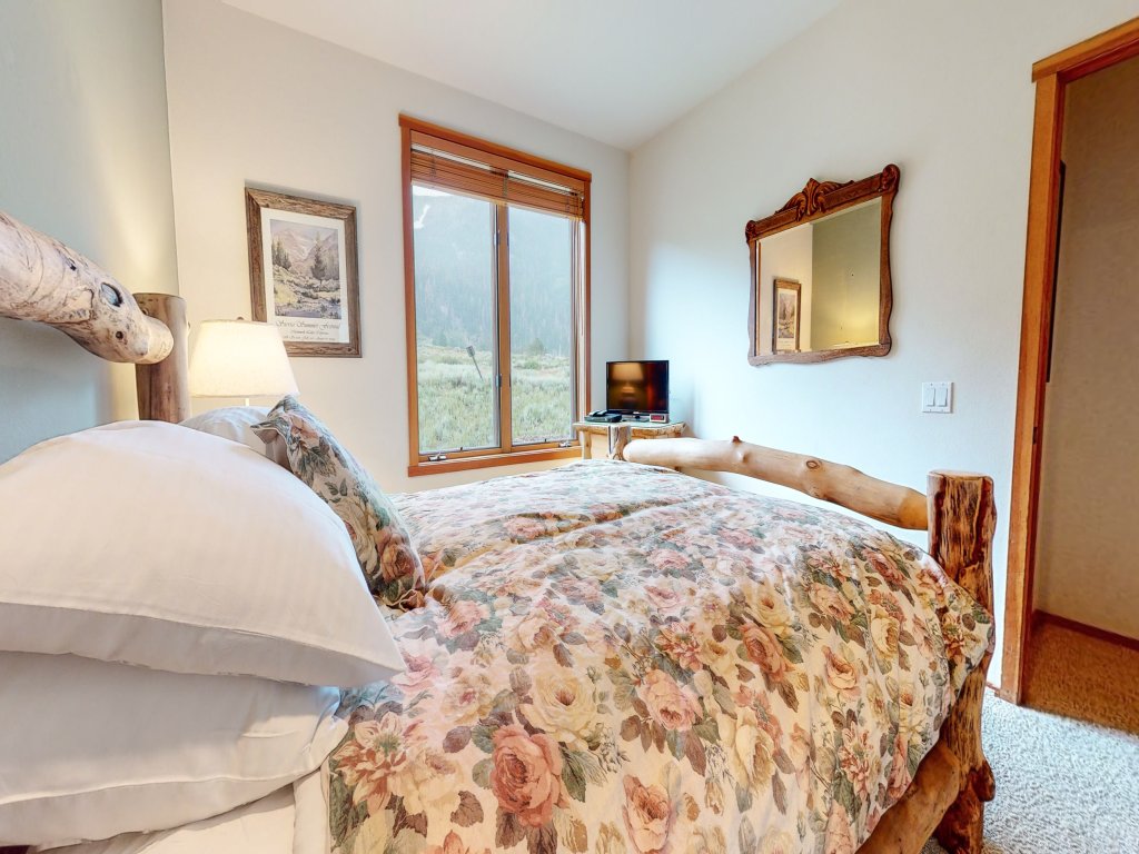Snowcreek V #757 Vacation Rental in Mammoth Lakes - RedAwning