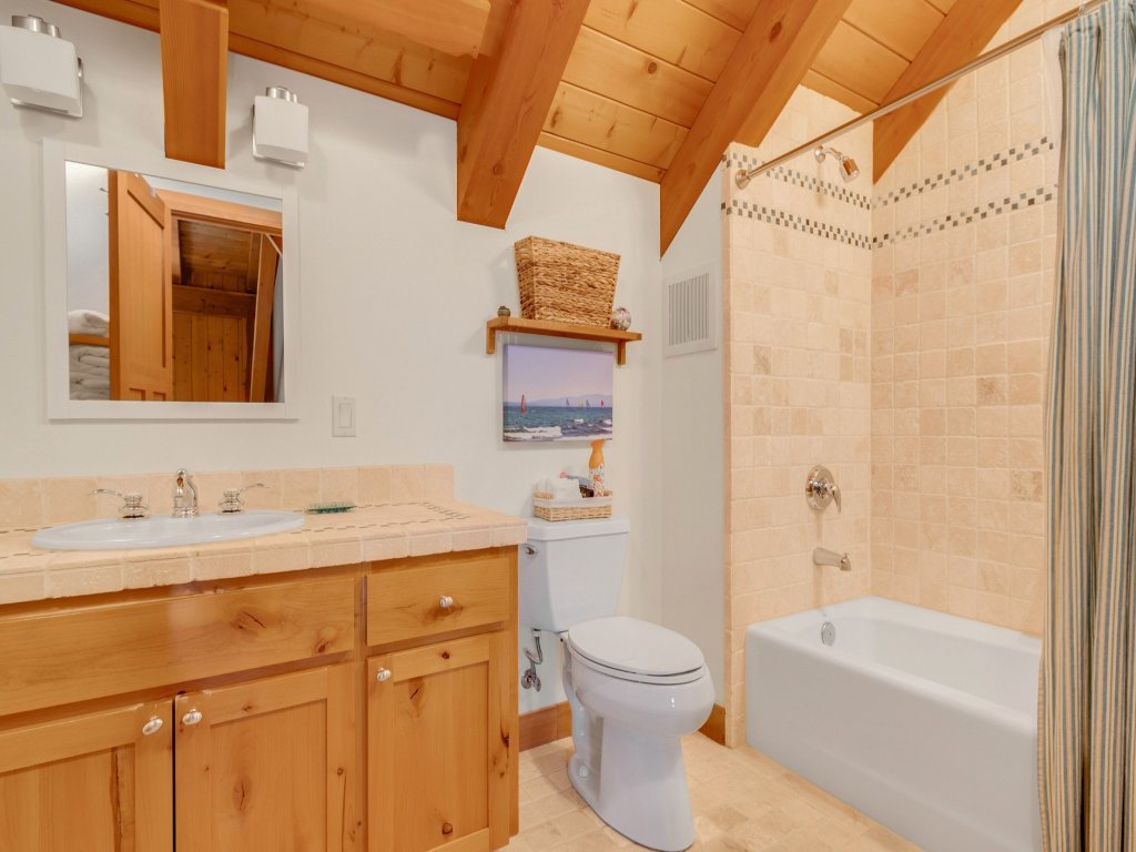 Maple Hill Lodge Vacation Rental in Washington - RedAwning