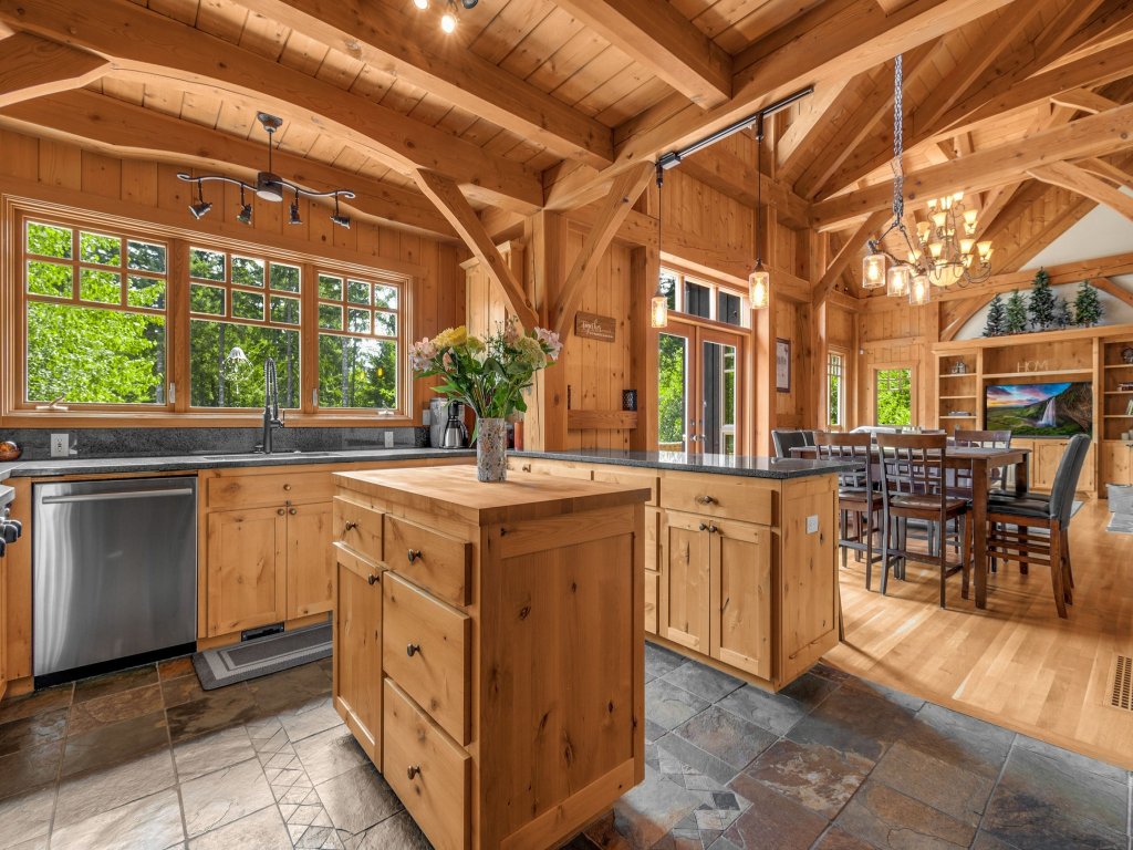 Maple Hill Lodge Vacation Rental in Washington - RedAwning