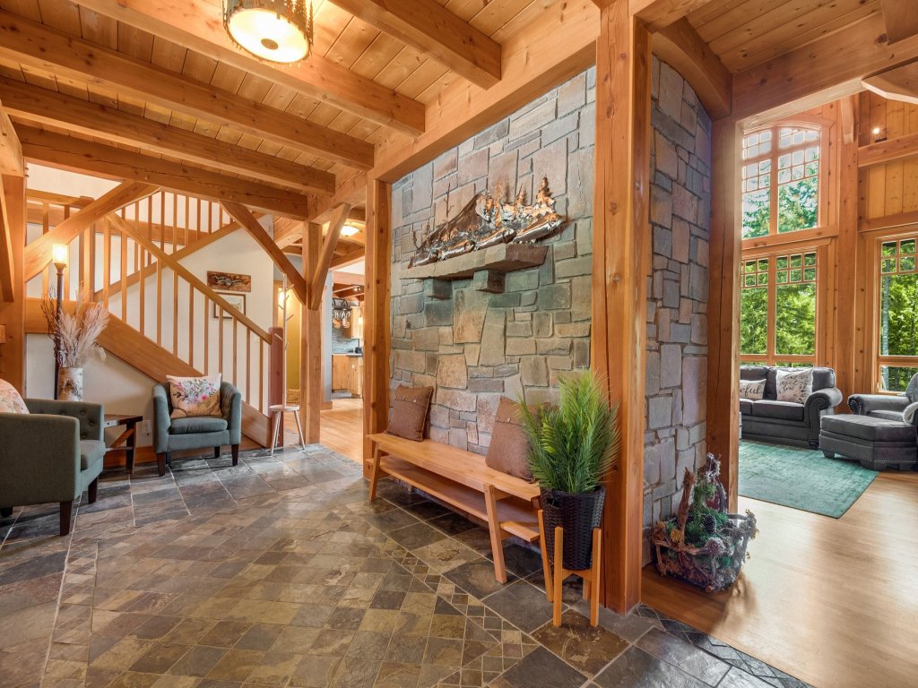 Maple Hill Lodge Vacation Rental in Washington - RedAwning