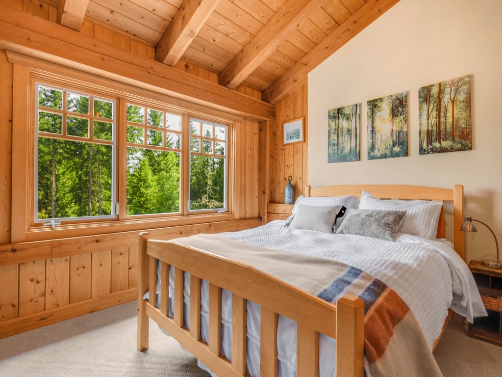 Maple Hill Lodge Vacation Rental in Washington - RedAwning